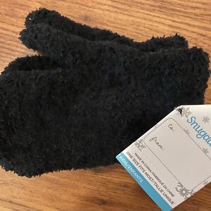 New Black pair Snugadoo soft fuzzy fleece with winter kids gloves or mittens